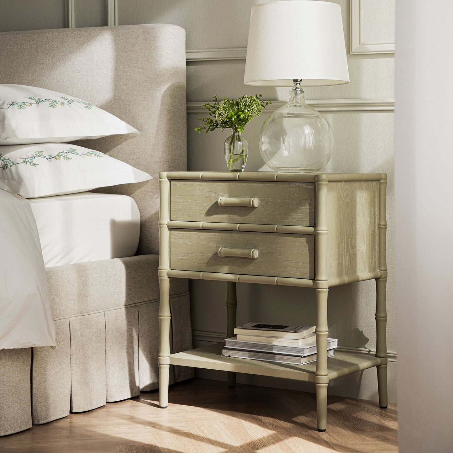 Table de chevet 2 tiroirs Elstowe en imitation bambou, vert sauge