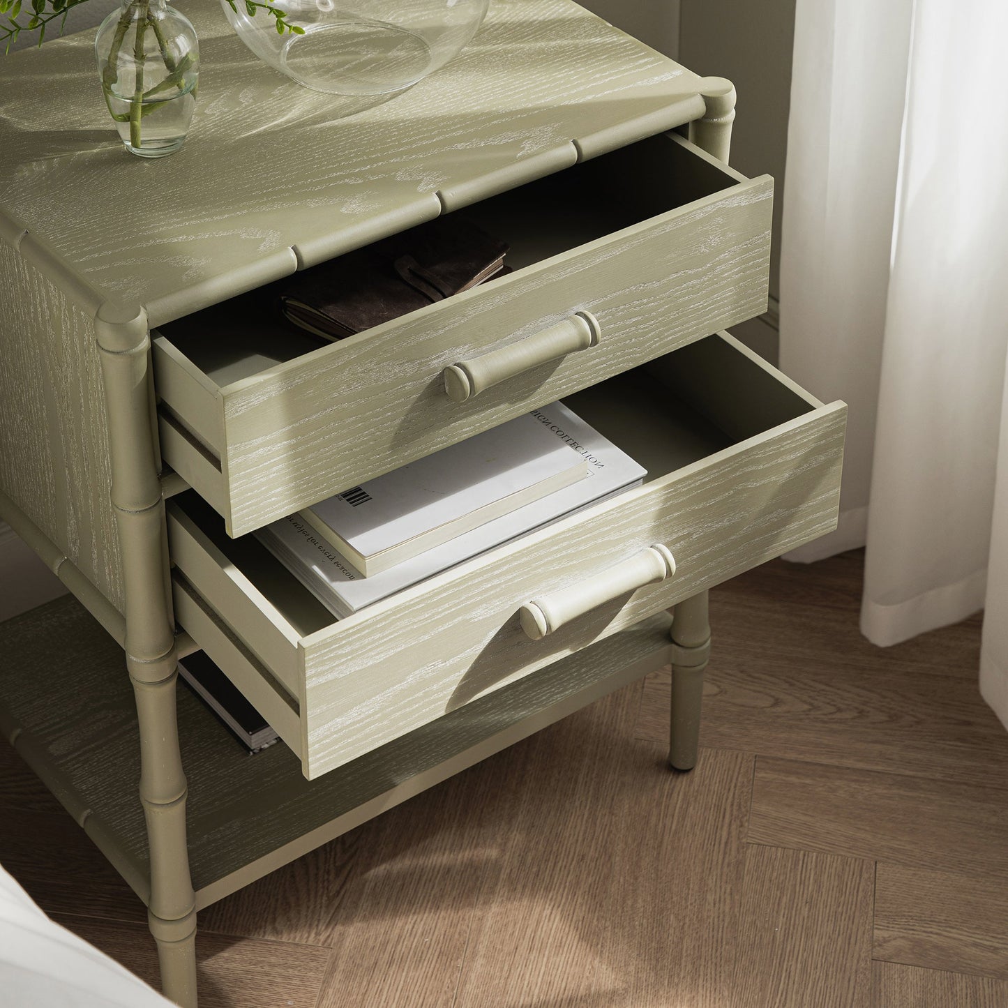 Table de chevet 2 tiroirs Elstowe en imitation bambou, vert sauge