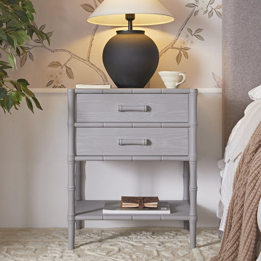 Table de chevet 2 tiroirs Elstowe en imitation bambou, gris chaud