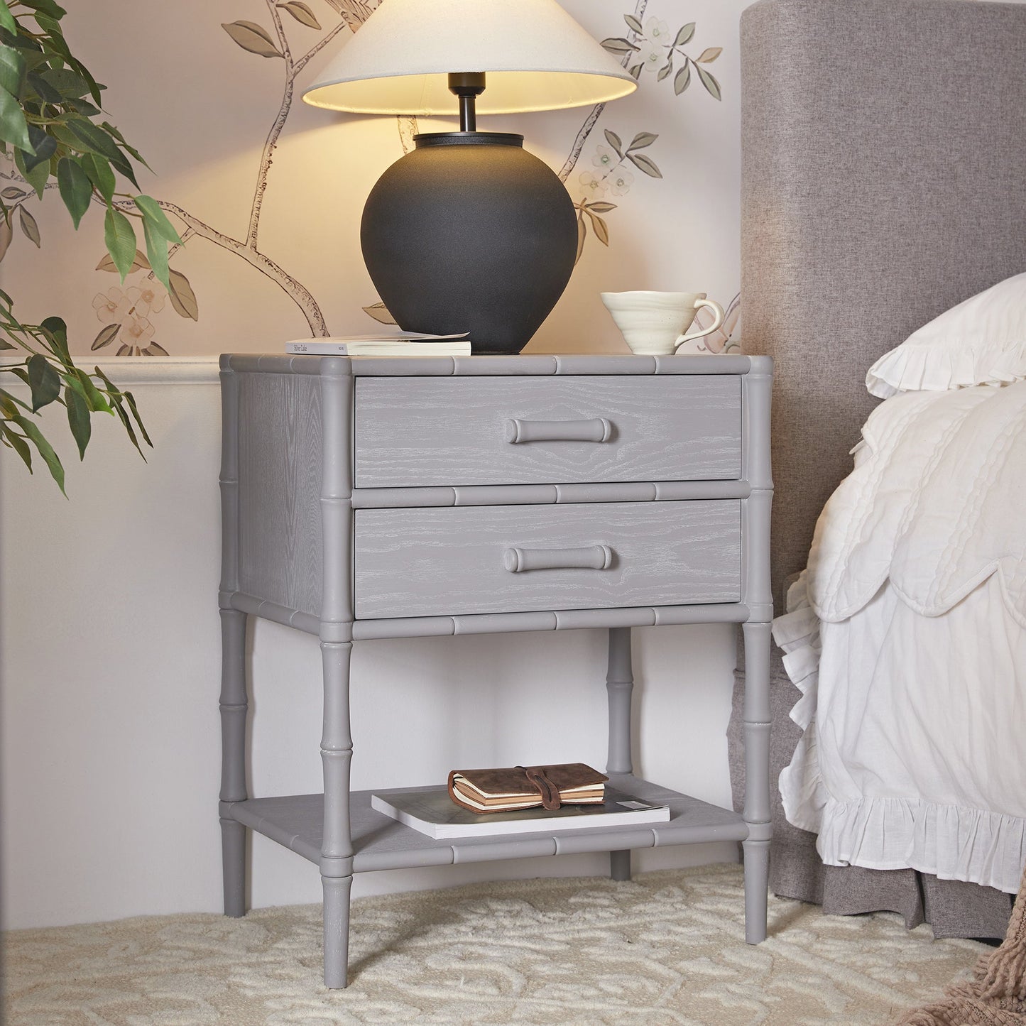 Table de chevet 2 tiroirs Elstowe en imitation bambou, gris chaud