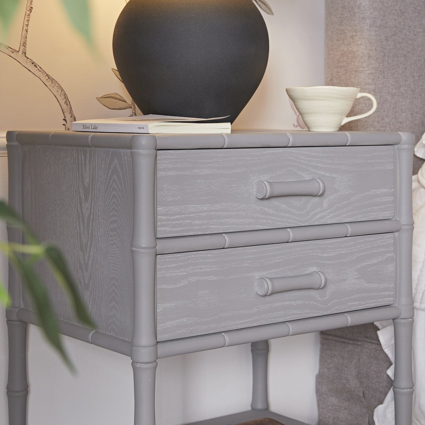 Table de chevet 2 tiroirs Elstowe en imitation bambou, gris chaud