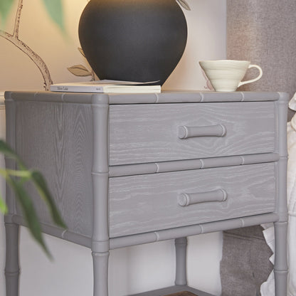 Table de chevet 2 tiroirs Elstowe en imitation bambou, gris chaud
