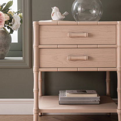 Table de chevet 2 tiroirs Elstowe en imitation bambou, rose nude
