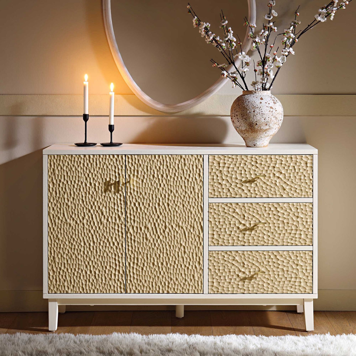 Buffet sculpté Bianca Chip, 2 portes et 3 tiroirs, beige sable et ivoire