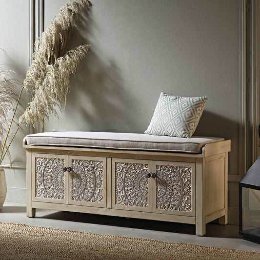 Banc de rangement sculpté blanchi à la chaux de Chantilly