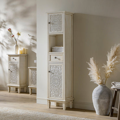 Armoire de rangement haute de salle de bain sculptée blanchie à la chaux Chantilly