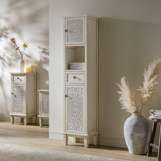 Armoire de rangement haute de salle de bain sculptée blanchie à la chaux Chantilly