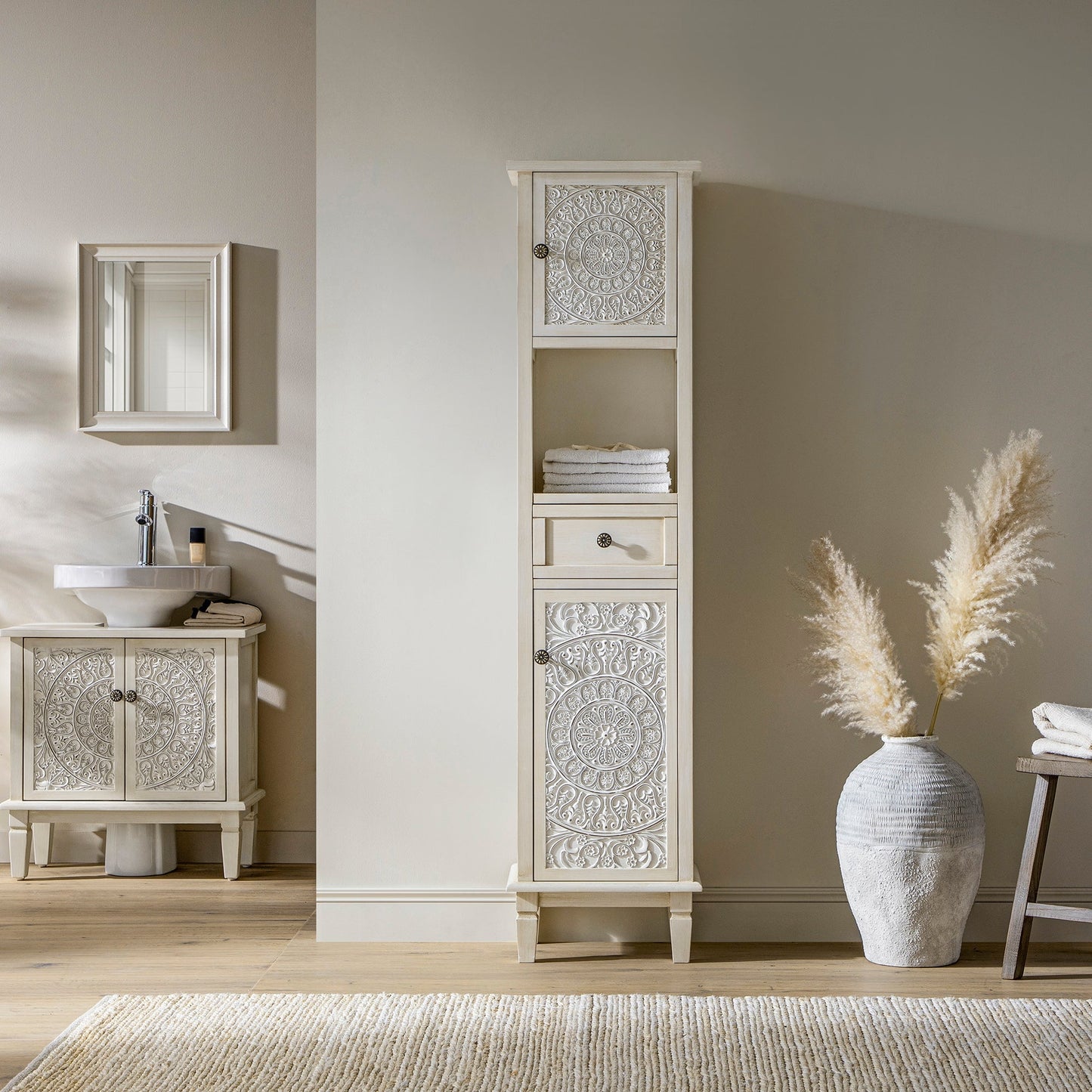 Armoire de rangement haute de salle de bain sculptée blanchie à la chaux Chantilly