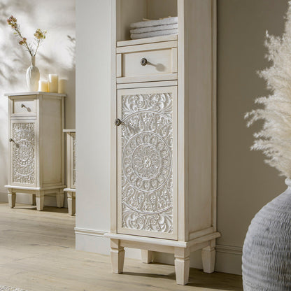 Armoire de rangement haute de salle de bain sculptée blanchie à la chaux Chantilly